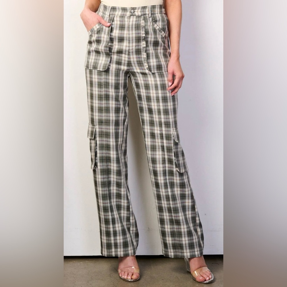 NWT Women’s Button Closure Cargo Pockets Wide Leg Plaid Pants Black Cream Casual